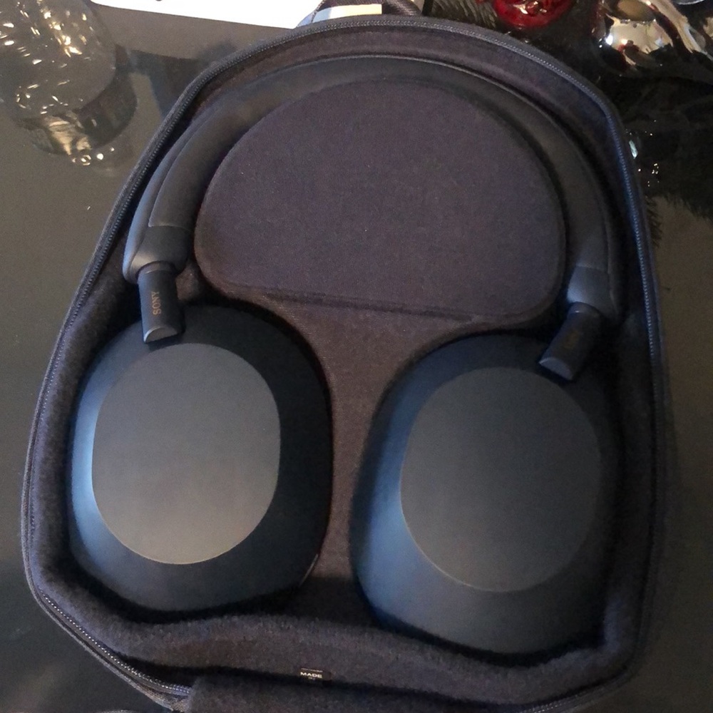 Sony XM5 great condition bought it not even a month ago - Picture 2 of 3